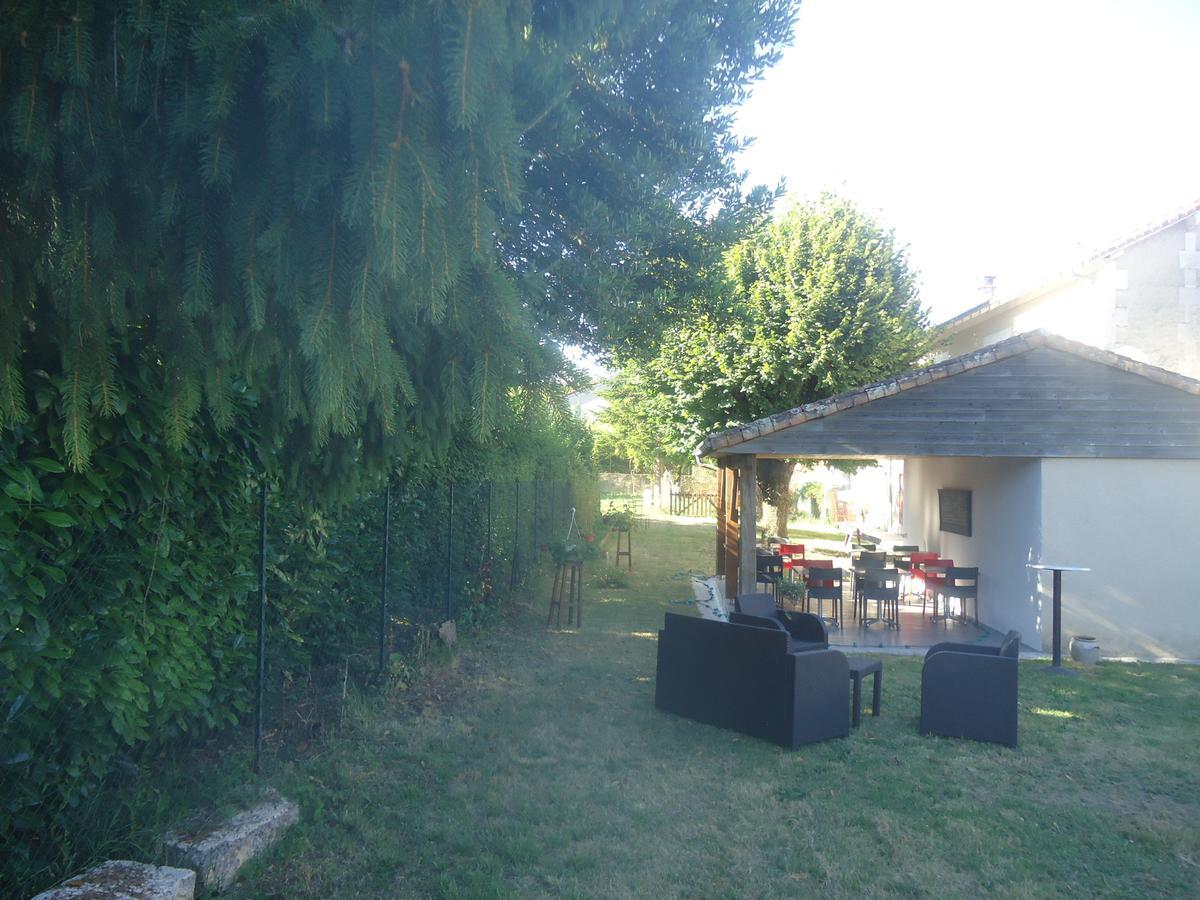 Logis Hotel Du Champ De Foire Saint-Aulaye-Puymangou Exteriör bild