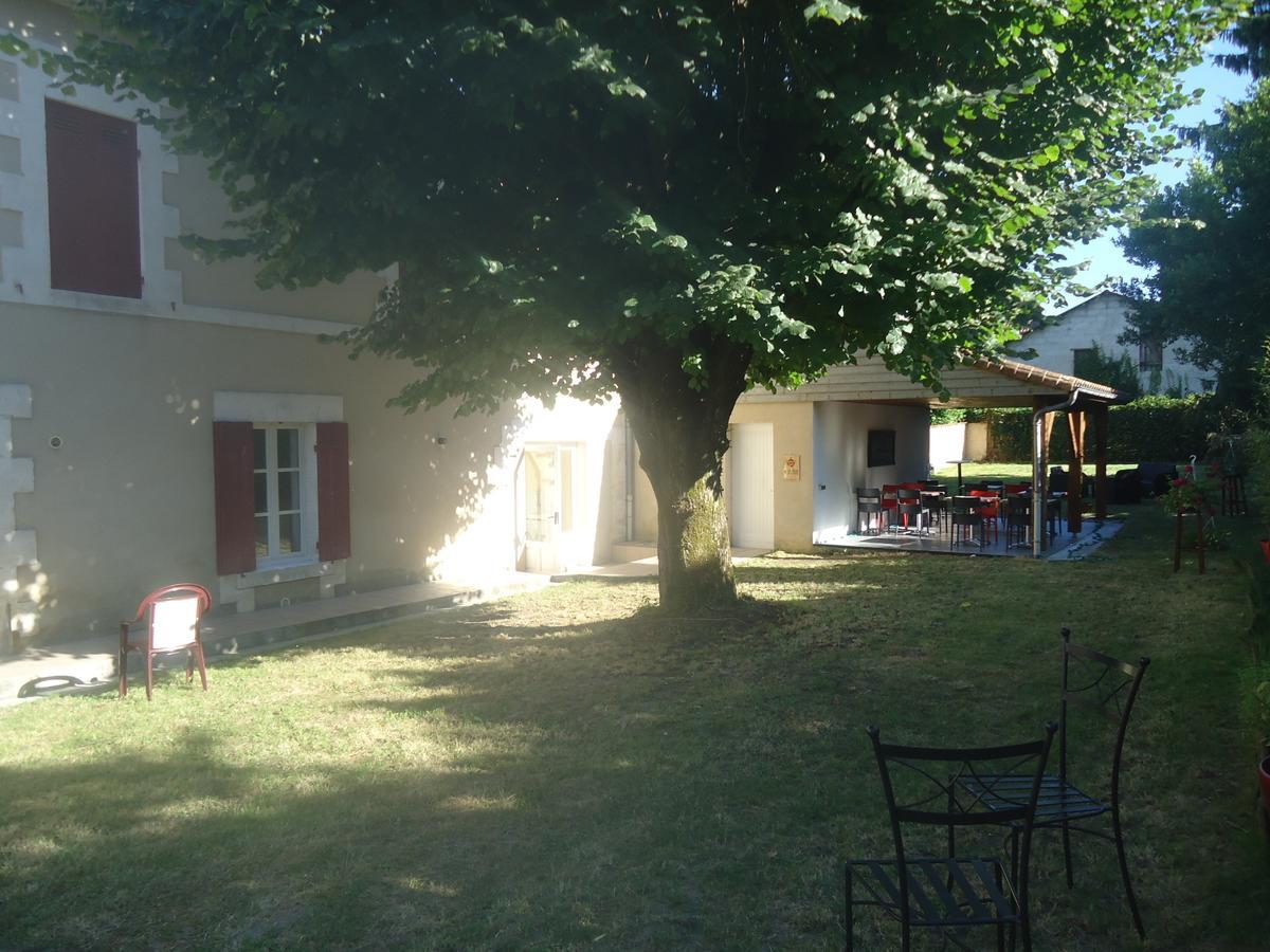Logis Hotel Du Champ De Foire Saint-Aulaye-Puymangou Exteriör bild